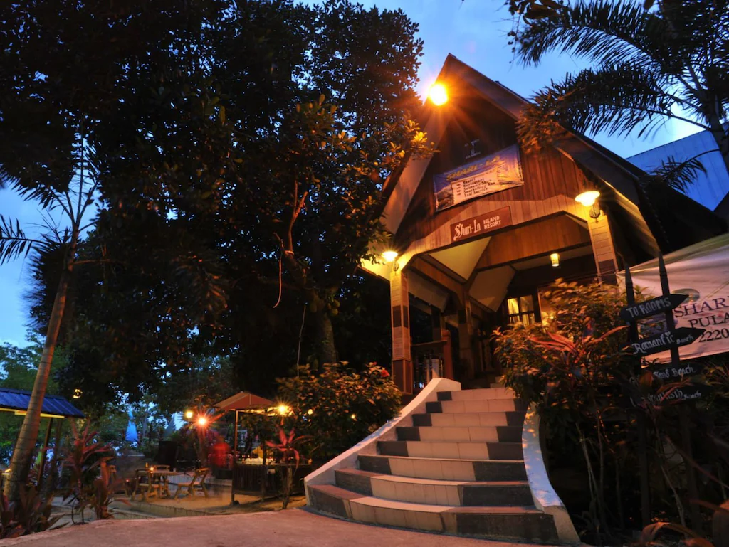 main-entrance-shari-la